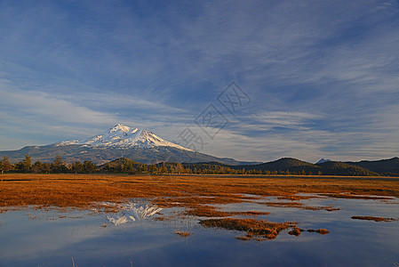 沙萨山反射晴天顶峰池塘蓝色首脑天空阳光背景图片