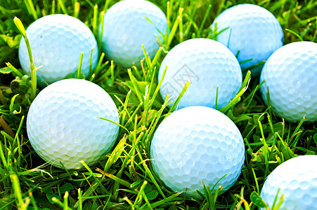 高尔夫游戏手套旗帜娱乐课程运动树木高尔夫球器材专注日落背景图片