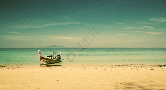 泰国美丽的海滩上的长尾船 泰国娱乐海洋旅行尾巴天堂异国海岸情调旅游运输图片