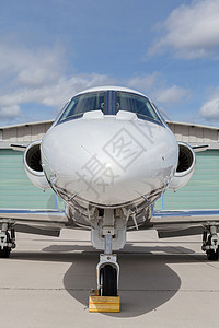 飞机在机场前方有云天奢华白色航空航班引擎旅行公司客机建筑物管理人员图片
