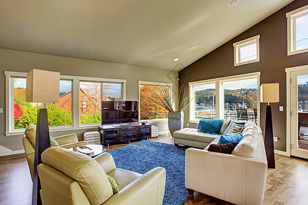 西北传统的大型光亮起居室内部沙发房地产真皮娱乐木头客厅建筑装饰窗户地毯图片