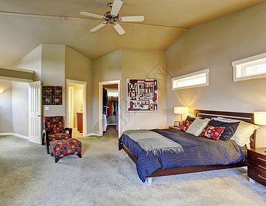 主卧室 有窗户和壁炉房子照片房地产设计师建筑床头柜免版税项目地面摄影图片