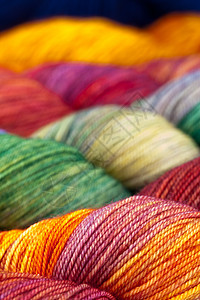 色彩多彩的羊毛线球棉布线索绳索宏观材料纺织品手工绿色纤维衣服图片