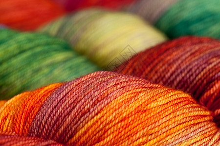 色彩多彩的羊毛线球织物宏观纤维衣服棉布线索白色绿色细绳纺织品图片