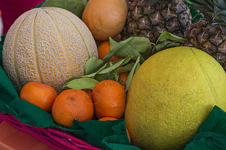 太阳下水果和蔬菜的篮子香蕉果汁热带胡椒收成橙子木瓜油桃活力菠萝图片
