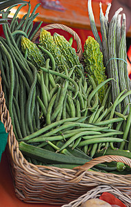 太阳下水果和蔬菜的篮子市场原矿植物木瓜活力沙拉果汁橙子黄瓜异国图片