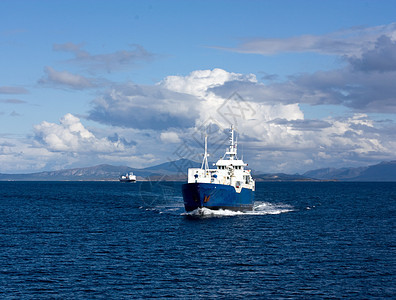 挪威海岸的渔船和客船(挪威海岸)图片