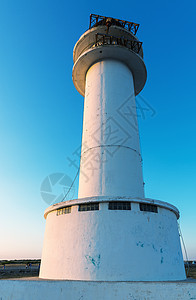 日落时在福门塔的灯塔海滩蓝色海岸线大灯天空地标海岸白色假期旅行图片