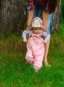 最初步骤儿童父母家庭脚步女孩生活公园白色童年绿色图片