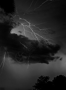 美国佛罗里达州上空闪电释放戏剧性收费危险天空气候霹雳风暴天气罢工图片