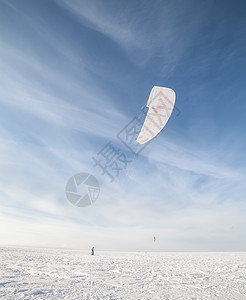 雪上放着蓝风筝的滑板机冲浪段落空气追求危险阳光浪板旅行速度气候图片