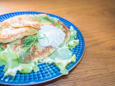 土豆加奶油红辣椒饼子盘子国家美食草本植物村庄洋葱陶瓷油条油炸图片