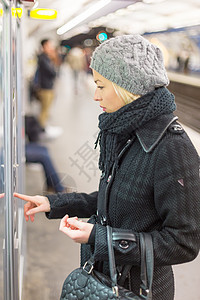 女士们购买公共交通的票女士女孩火车车站航程女性乘客游客铁路售货机图片