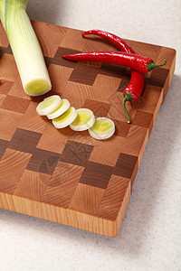 切菜板上的蔬菜食物辣椒红色洋葱厨房木头美食烹饪胡椒图片