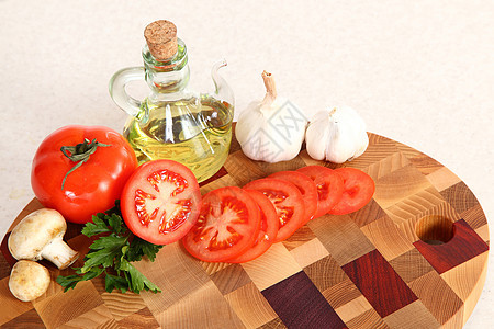 切割板上的产品木板香菜厨房玻璃瓶木头切菜板蔬菜棕色烹饪红色图片