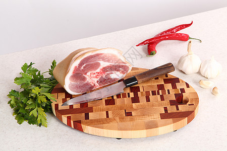 切肉板上的肉木板叶子午餐红色食物蔬菜牛扒厨房皮肤烹饪图片