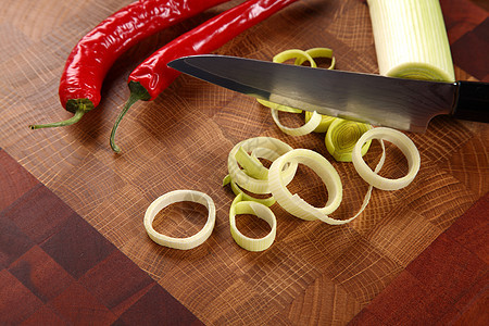 切菜板上的蔬菜棕色胡椒洋葱烹饪红色辣椒木板食物厨房木头图片