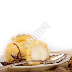 奶油蛋糕甜点和调味品白色糕点食物面包美食乡村香料小吃木头传统图片