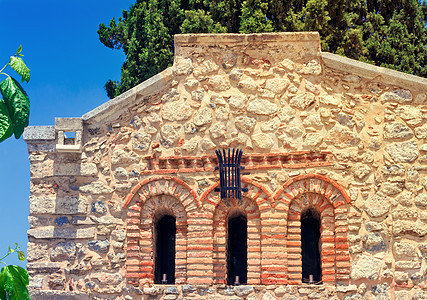 希腊克里特教堂外墙的碎片旅行建筑学天空宗教蓝色城市尖塔白色木头大教堂图片