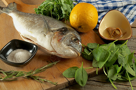 烹煮多角鱼烹饪香料鲈鱼砧板鱼尾饮食生食美食家青菜柠檬图片