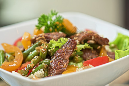 热沙拉加小牛肉盘子沙拉洋葱叶子牛肉胡椒美食餐厅食物小麦图片