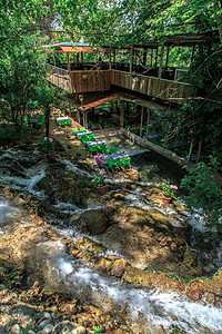 哈比耶瀑布火鸡花园观景台桌子石头区系生态环境咖啡店木头图片