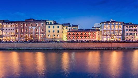 意大利比萨比萨 黄昏时沿Arno河的城市建筑图片