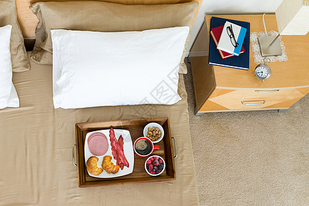 床边睡前露台的床托盘早餐图书枕头火腿饮料咖啡食物内阁用品床头款待图片
