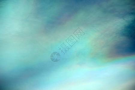 美丽的白月多彩云虹膜蓝色白色天空彩虹太阳衍射阳光菌盖图片
