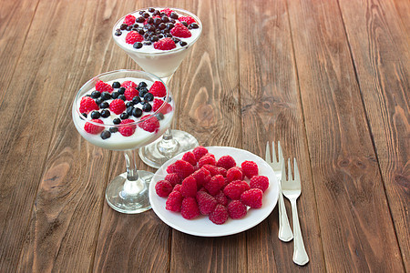 酸奶甜甜点 配有草莓和蓝莓陶器奶油蓝色玻璃食物覆盆子早餐茶点水果白色图片