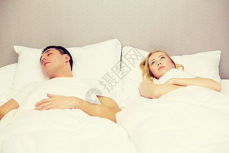 幸福的夫妇在床上睡觉女朋友恋人女士噪音蜜月苏醒枕头男朋友睡眠男人图片
