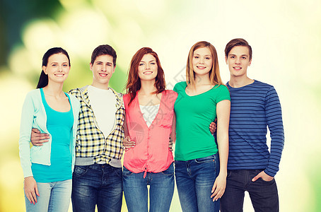一群微笑的学生站立起来大学青年同学生态男孩们学校友谊朋友们快乐团体图片