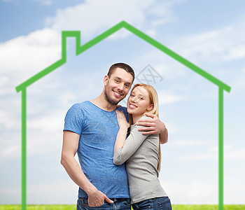 拥抱天空在绿屋上拥抱着微笑的情侣女士快乐蓝色女朋友建筑学财产住宅女孩拉丁住房背景