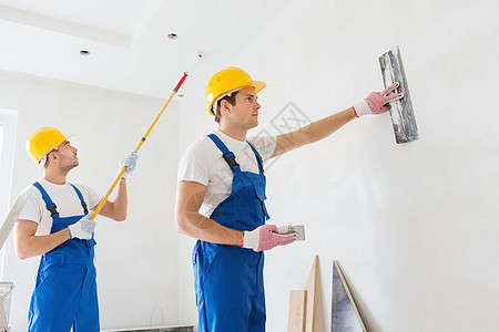 室内装配工具的建筑工组群男人装饰者拉丁滚筒财产房间同事团体腻子建设者图片