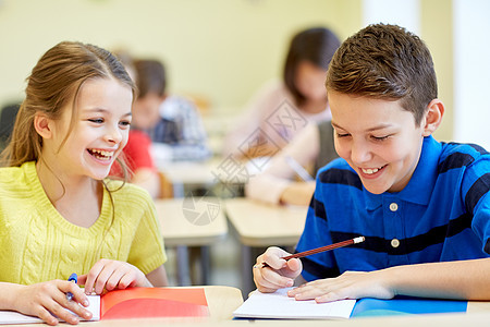 课堂上学生写字考试组数考试写作测试小学生孩子们桌子学校时间班级生活图片