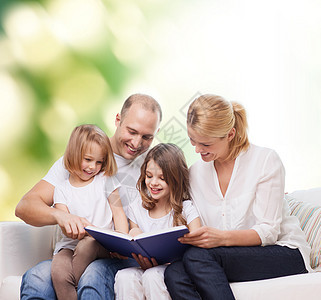 家里有书的幸福家庭青少年母亲孩子们爸爸妈妈父母男人闲暇阅读女儿们图片