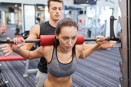 体操中肌肉运动的男男女女杠铃运动员锻炼健身房女孩训练肩膀权重健康弯曲图片