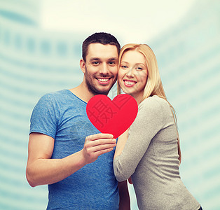 带着大红心微笑的情侣家庭女性幸福商业中心男性保健女士城市恋人图片