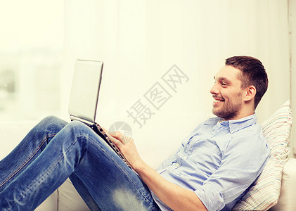在家用笔记本电脑工作的人时间男性阅读学习博客成人自由职业者拉丁电子邮件享受图片