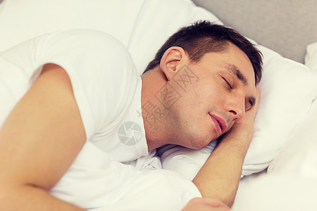 英俊男人睡在床上生活就寝噪音酒店幸福小憩睡衣亚麻毯子枕头图片