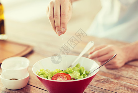 雄手紧紧地在碗里吃沙拉男性成人香料行动午餐饮食厨房蔬菜食物男人图片