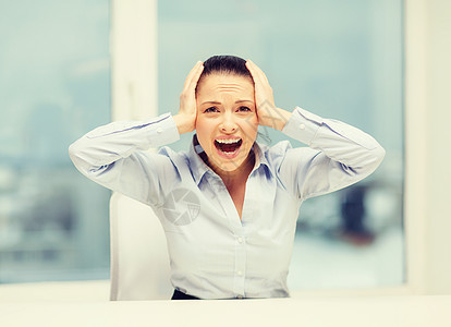 办公室里的愤怒的尖叫女商务人士危机成人焦虑拉丁商业经理人士震惊女性老板图片