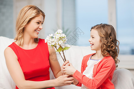 带鲜花的幸福母亲和女儿女士父母孩子花束妈妈们惊喜礼物生日情感母性图片