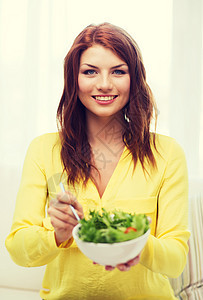 带着绿色沙拉的笑着微笑的年轻女子成人喜悦食物女孩女性早餐饮食午餐养分素食主义者图片