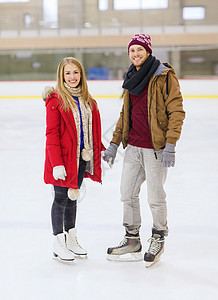 幸福的情侣握手在滑冰场上乐趣运动男生娱乐溜冰者夫妻男朋友闲暇溜冰鞋微笑图片