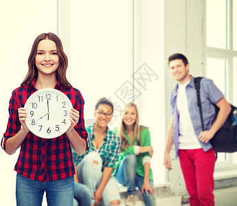 穿着挂钟的散装女青年班级女性团队唤醒同学大学微笑幸福青少年时间图片