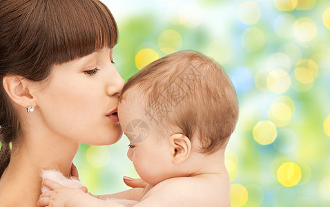 婴儿出生绿色背景的幸福母亲和婴儿育儿拥抱新生女性生活男生家庭父母妈妈们生物图片