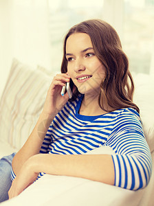 家里有智能手机 笑着微笑的少女成人呼唤闲暇青少年女孩沟通讲话房间电话女性图片