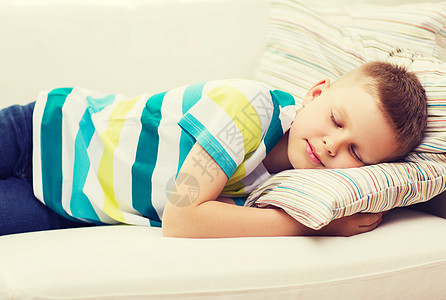 小男孩睡在家里睡觉休息沙发福利枕头说谎长椅青春期小憩男生微笑图片