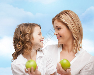 带绿苹果的幸福母亲和女儿生态减肥天空青少年饮食家庭孩子父母水果食物图片